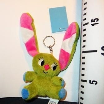 KOCKÁSFÜLŰ NYÚL (ÜLŐ) PLÜSS KULCSTARTÓ